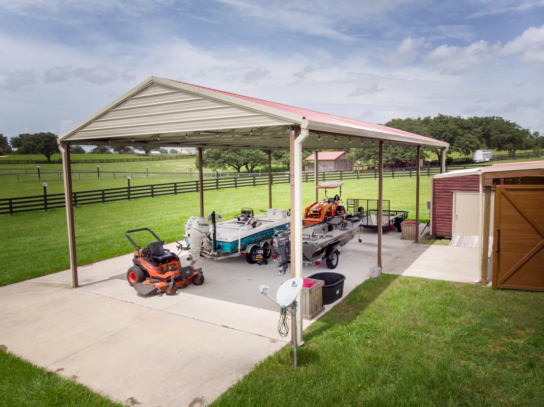 Luxury homes in 10英亩牧场上的定制农舍