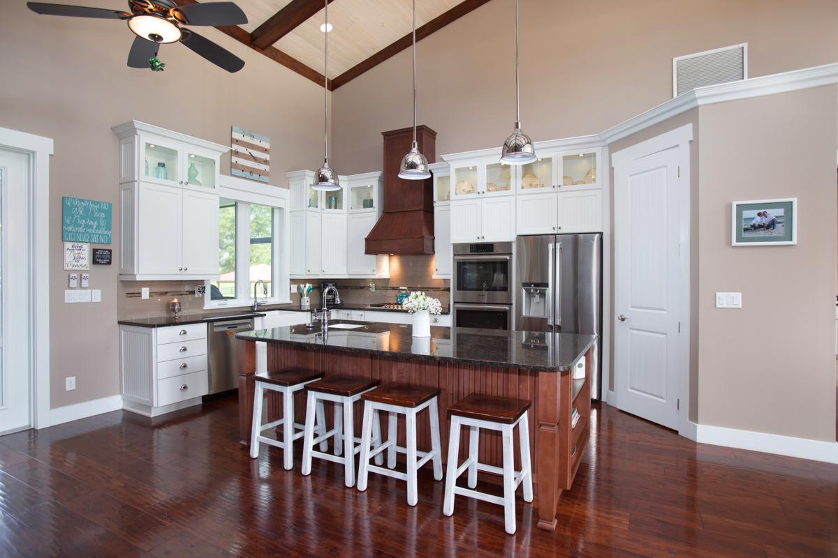 Luxury real estate 10英亩牧场上的定制农舍