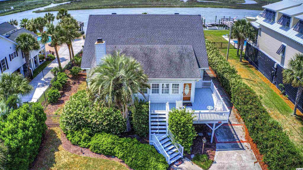 COOL 1960S RAISED BEACH HOUSE