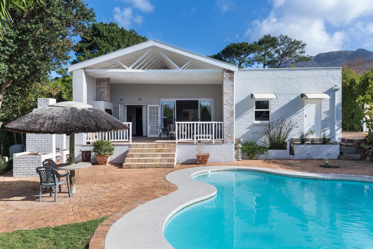 MODERN, PRISTINE, LIGHT AND BRIGHT FAMILY HOME IN PRIME