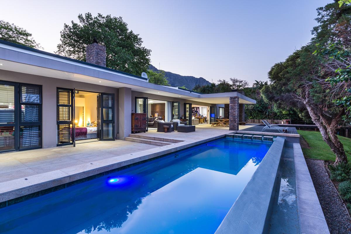 CONTEMPORARY MASTERPIECE WITH SPECTACULAR VIEWS