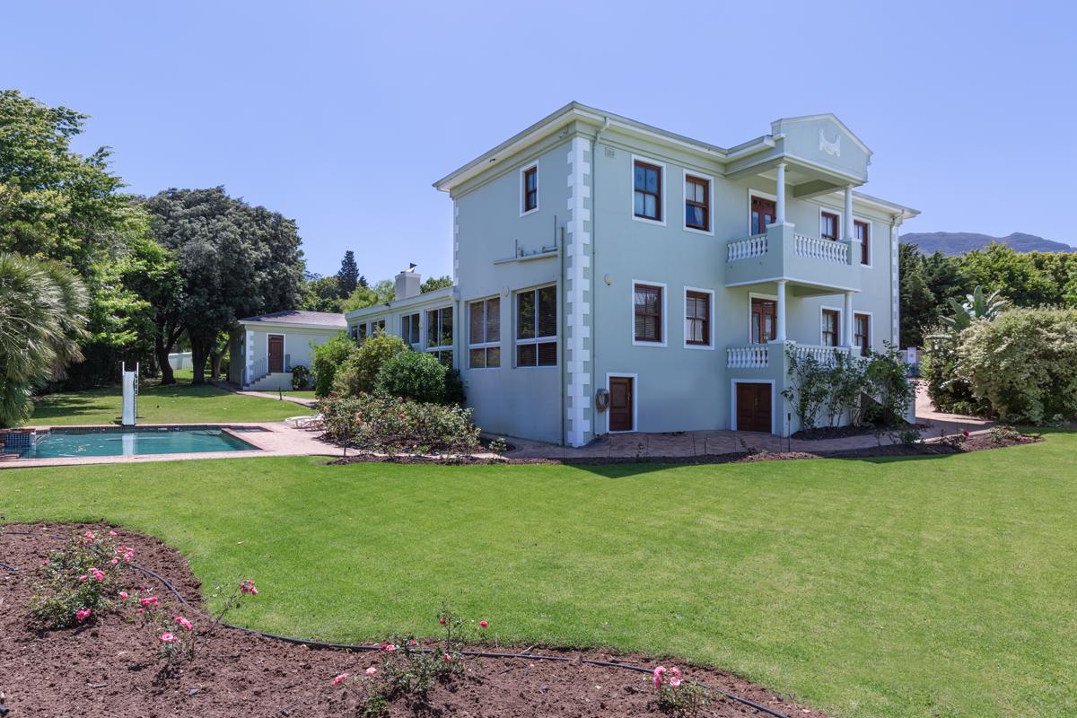 GRACIOUS MANOR HOUSE IN ELITE SILVERHURST ESTATE