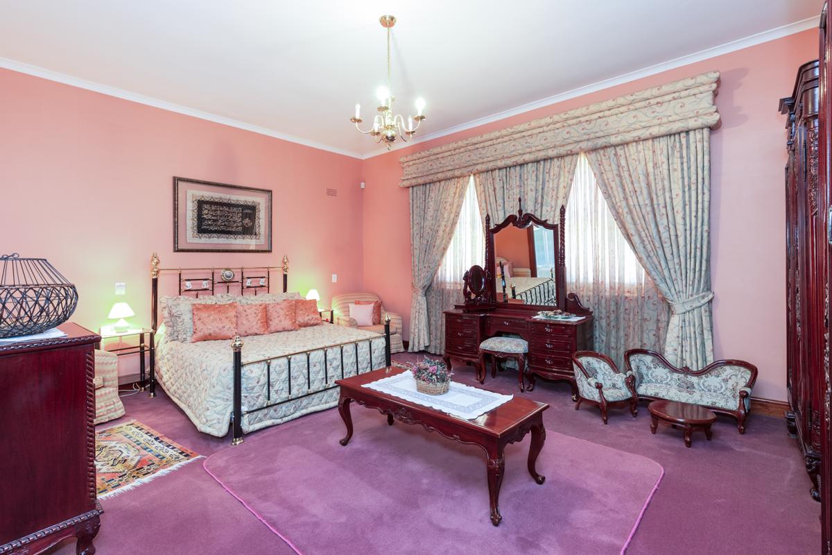 GRACIOUS MANOR HOUSE IN ELITE SILVERHURST ESTATE South Africa Luxury