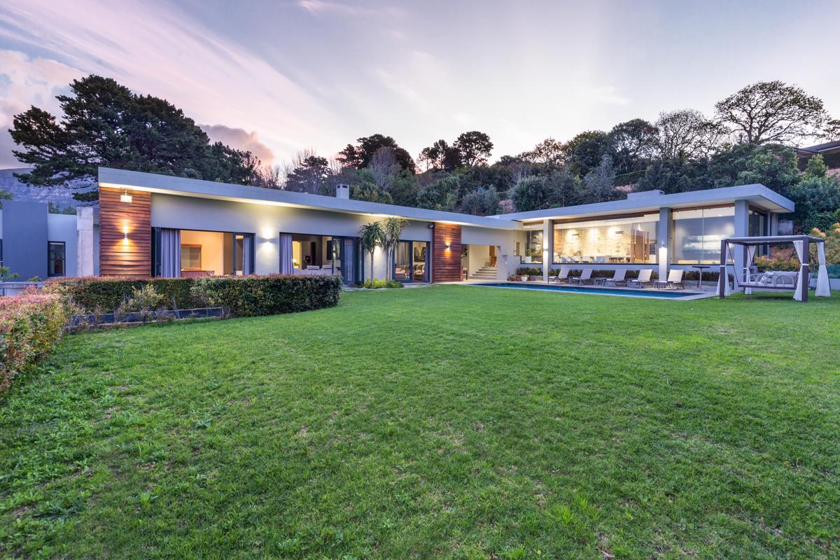 STATE OF THE ART DESIGNER HOME IN SOUGHT AFTER LOCATION