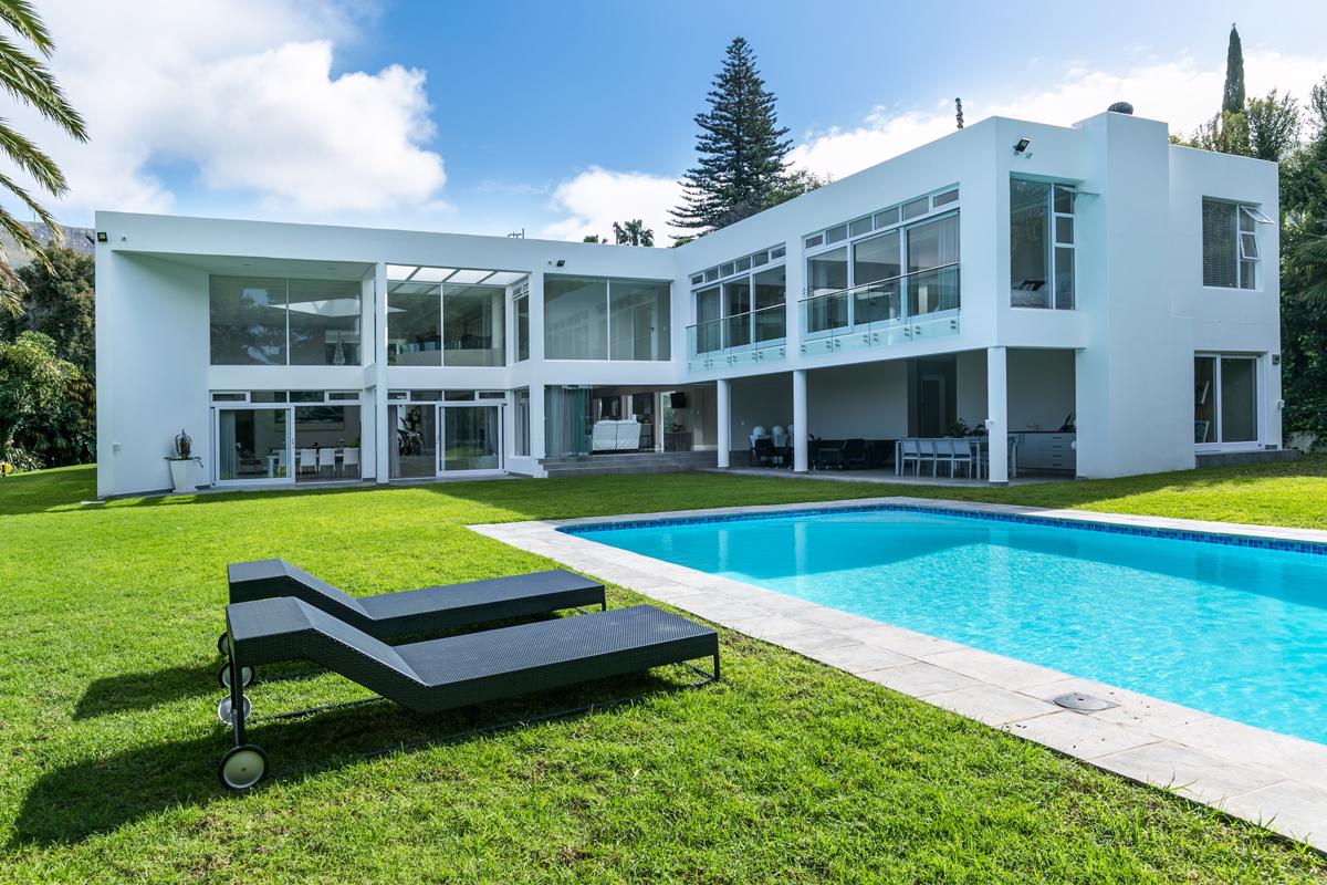 CONTEMPORARY MASTERPIECE SHOWCASING MAGNIFICENT VIEWS