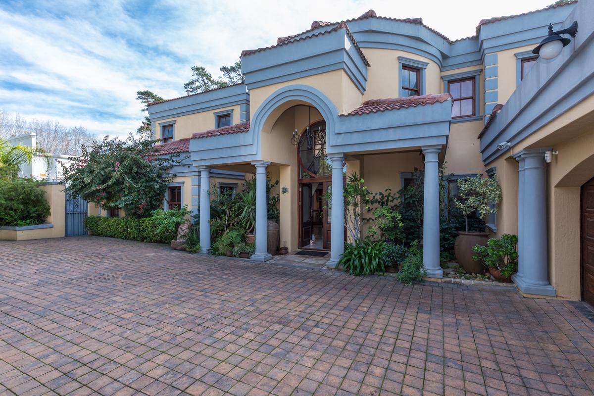 CLASSIC VILLA IN THE HEART CONSTANTIA WITH GREAT VIEWS