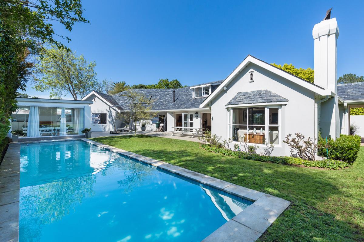 DESIGNER LIVING IN THE AVENUES