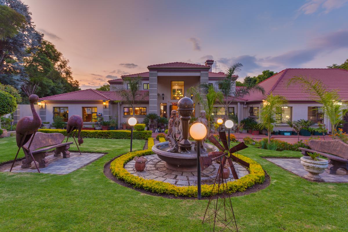 A Home Of Extravagance 11 Hillman Street, Woodmead, South Africa