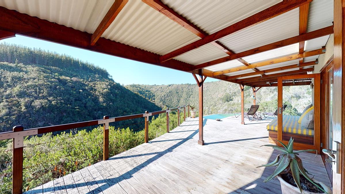 EXCLUSIVE HILLTOP RETREAT SET ON 8HA OF LAND FOR SALE IN WILDERNESS