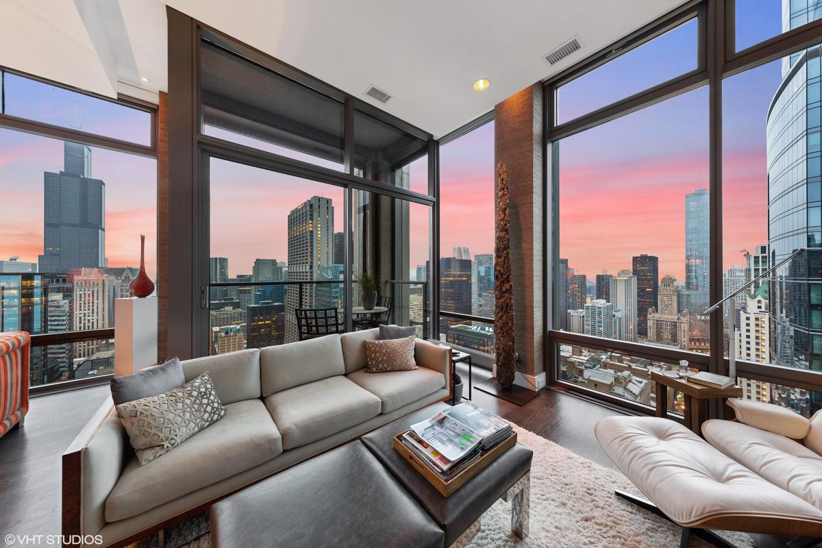 LUXURY LIVING HIGH IN 65 E MONROE | Illinois Luxury Homes | Mansions