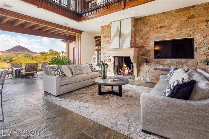 LUXURIOUS VILLA