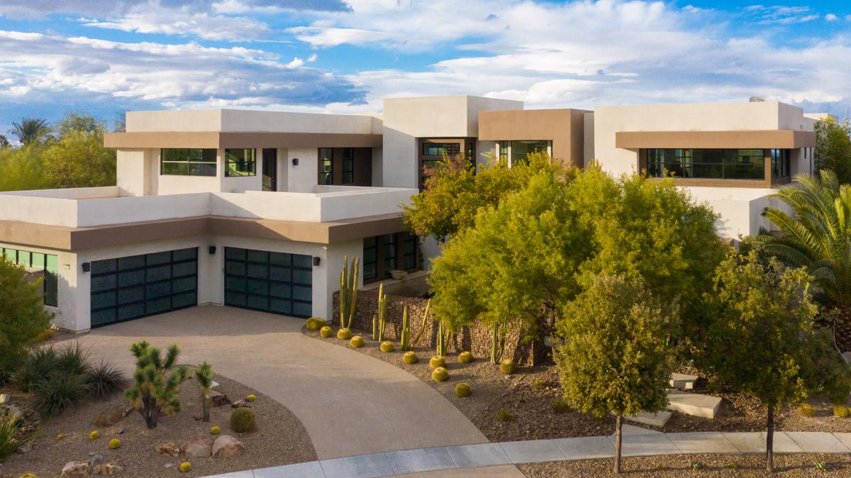 LUXURY BLUE HERON MASTERPIECE - STRIP AND MOUNTAIN VIEWS