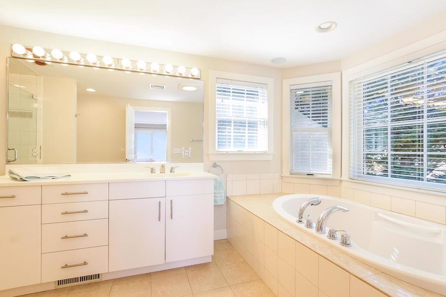 Mansions in 狂风吹拂 — 瑙塞特海滩豪宅