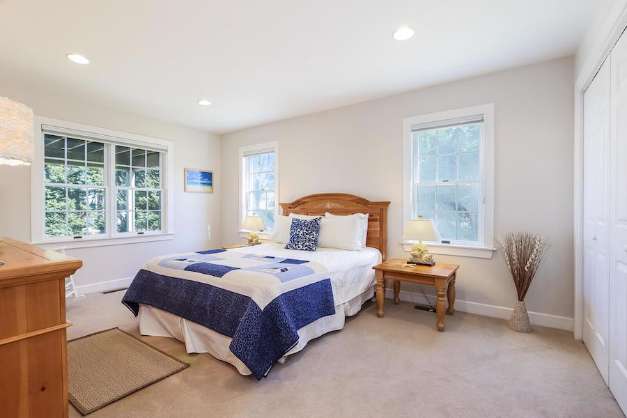 Luxury homes 狂风吹拂 — 瑙塞特海滩豪宅