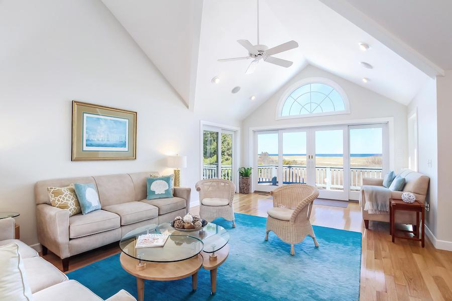 Luxury real estate 狂风吹拂 — 瑙塞特海滩豪宅