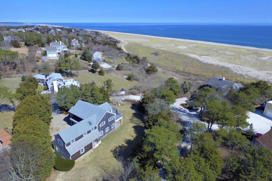 Mansions 狂风吹拂 — 瑙塞特海滩豪宅