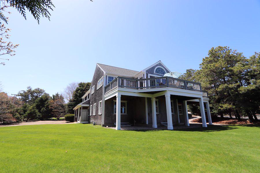 Luxury homes 狂风吹拂 — 瑙塞特海滩豪宅