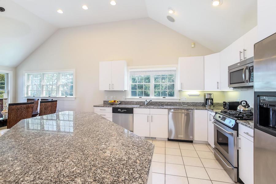 Mansions 狂风吹拂 — 瑙塞特海滩豪宅