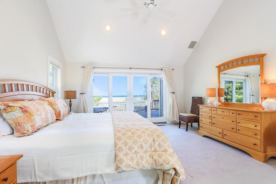 Luxury homes in 狂风吹拂 — 瑙塞特海滩豪宅