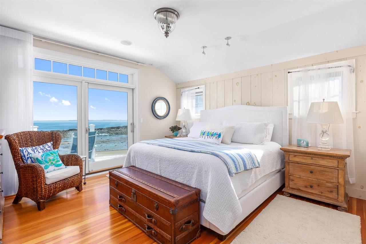 SPACIOUS GAMBREL ON WALLIS SANDS BEACH