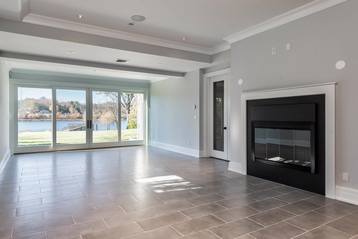 Mansions Colonial酒店俯瞰曼哈塞特湾，享有美观的中央大厅