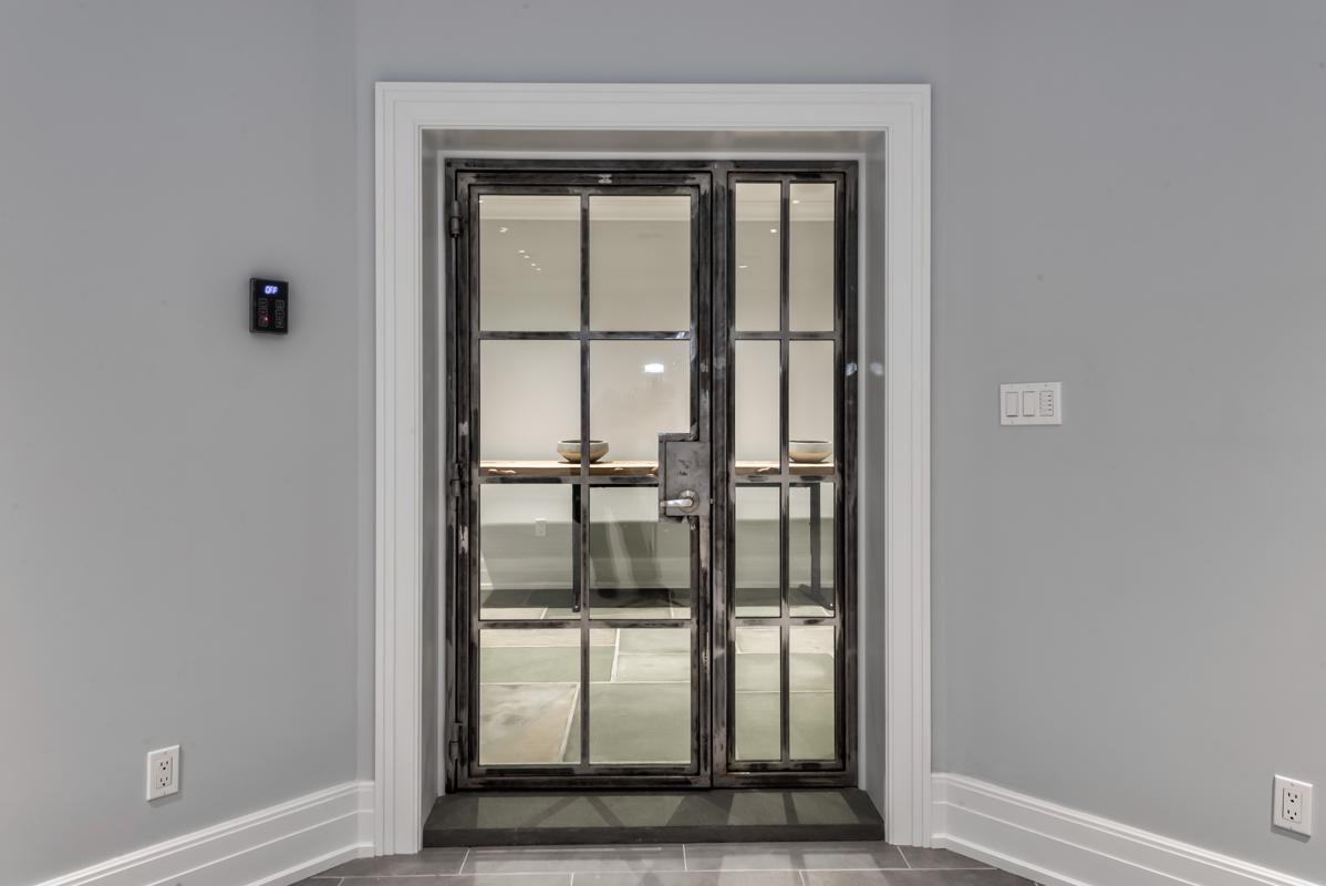 Colonial酒店俯瞰曼哈塞特湾，享有美观的中央大厅 mansions