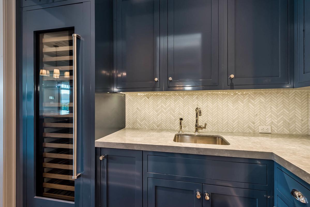 Luxury homes Colonial酒店俯瞰曼哈塞特湾，享有美观的中央大厅