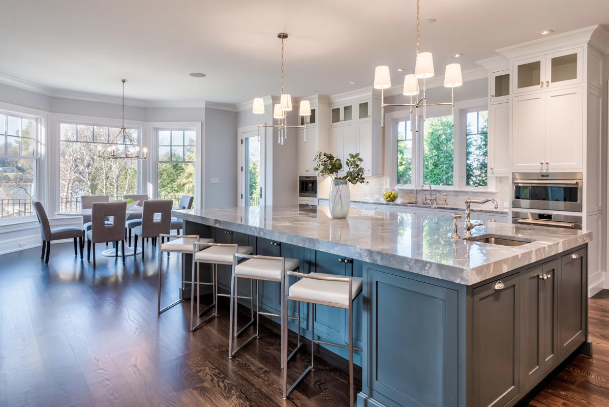 Colonial酒店俯瞰曼哈塞特湾，享有美观的中央大厅 luxury homes