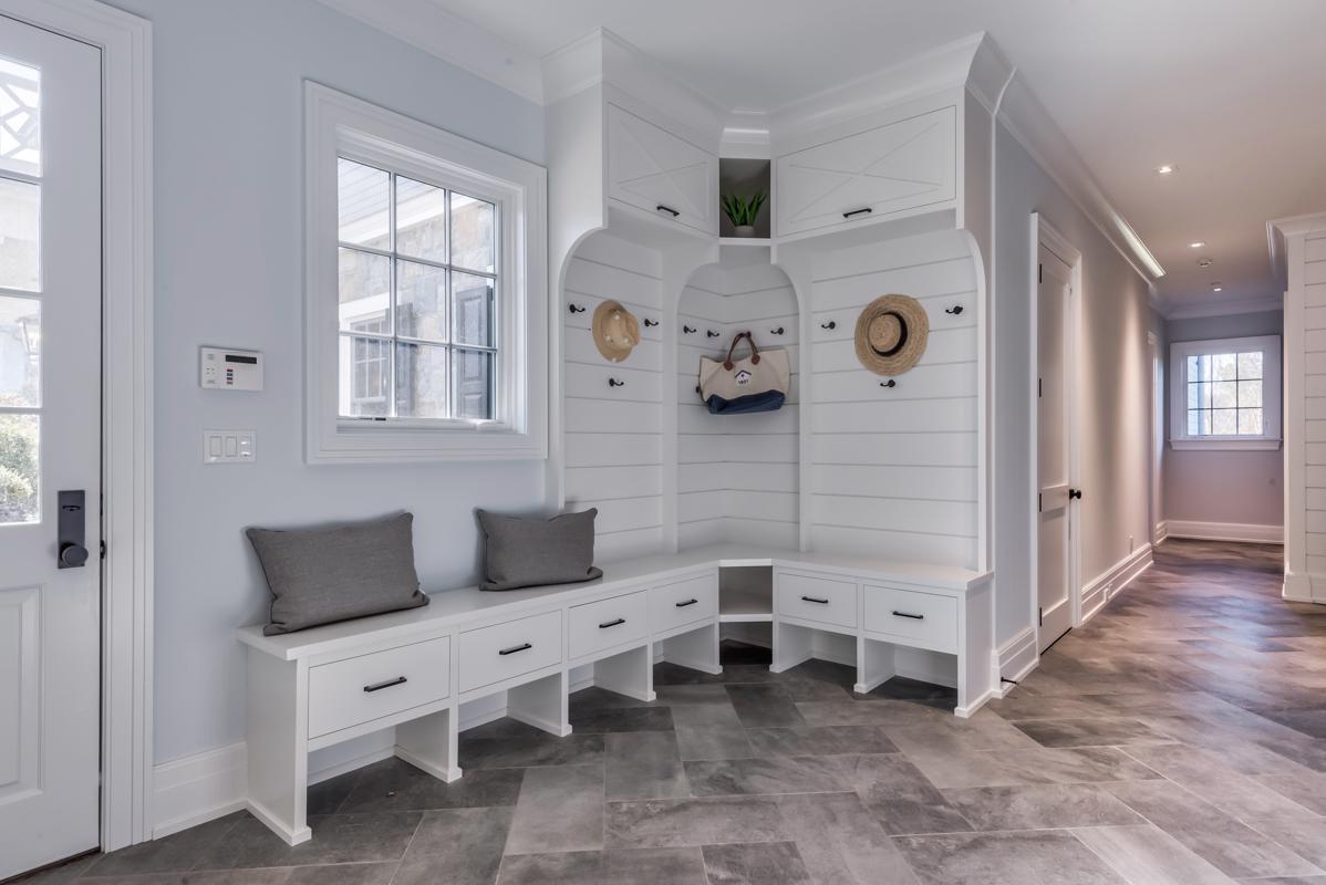 Mansions in Colonial酒店俯瞰曼哈塞特湾，享有美观的中央大厅