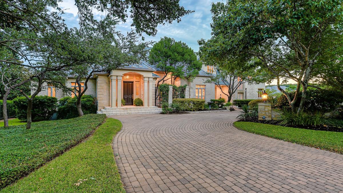 ESTATE HOME ON PRESTIGIOUS STREET