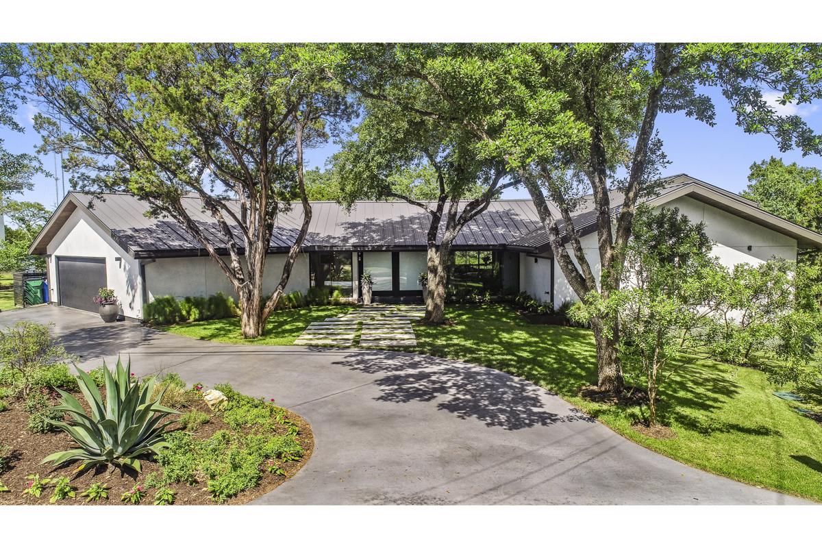 IMPECCABLY DESIGNED RESIDENCE