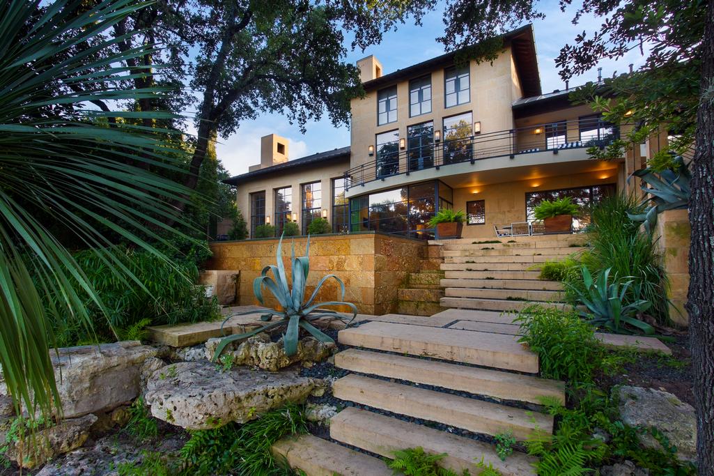 ENCHANTING COSMOPOLITAN 21STCENTURY VILLA Texas Luxury Homes