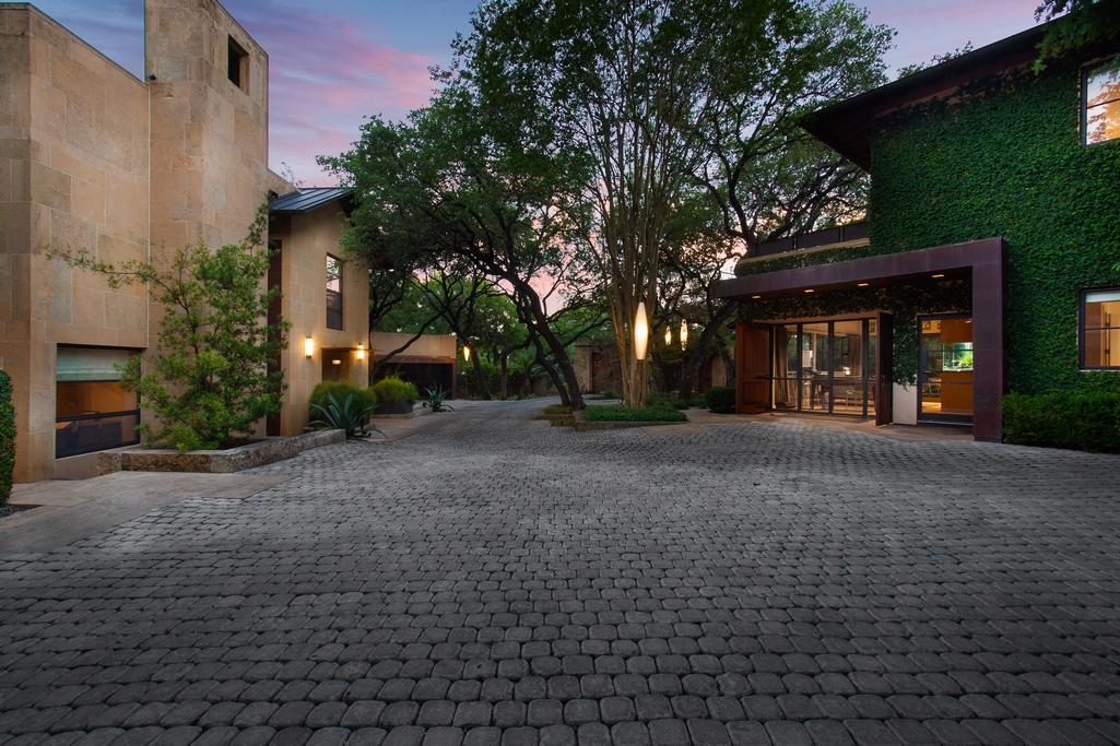 ENCHANTING COSMOPOLITAN 21STCENTURY VILLA Texas Luxury Homes