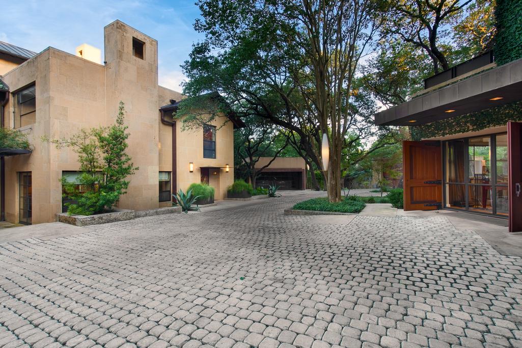 ENCHANTING COSMOPOLITAN 21STCENTURY VILLA Texas Luxury Homes