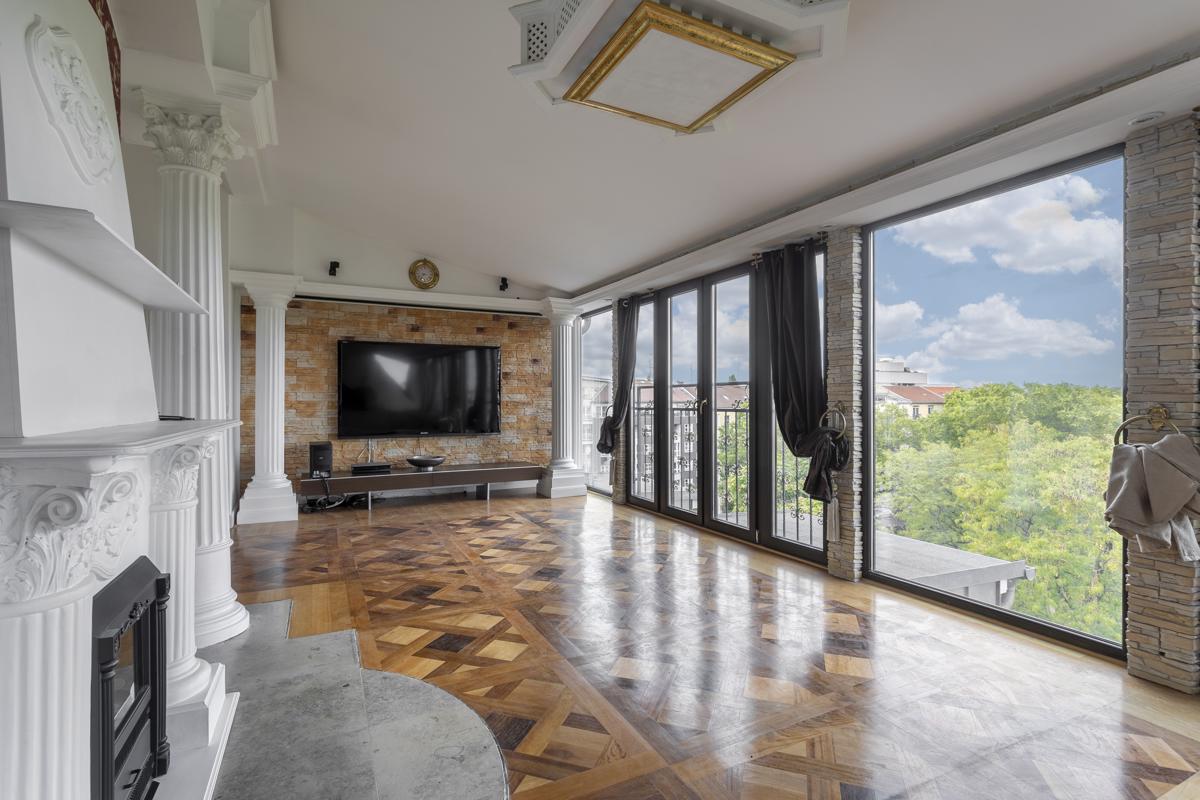PENTHOUSE IN PRIME LOCATION WITH PANORAMIC WINDOW FRONT