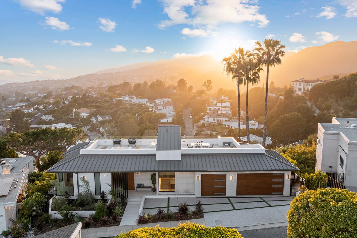 CONTEMPORARY HOME WITH BREATHTAKING SWEEPING VIEWS