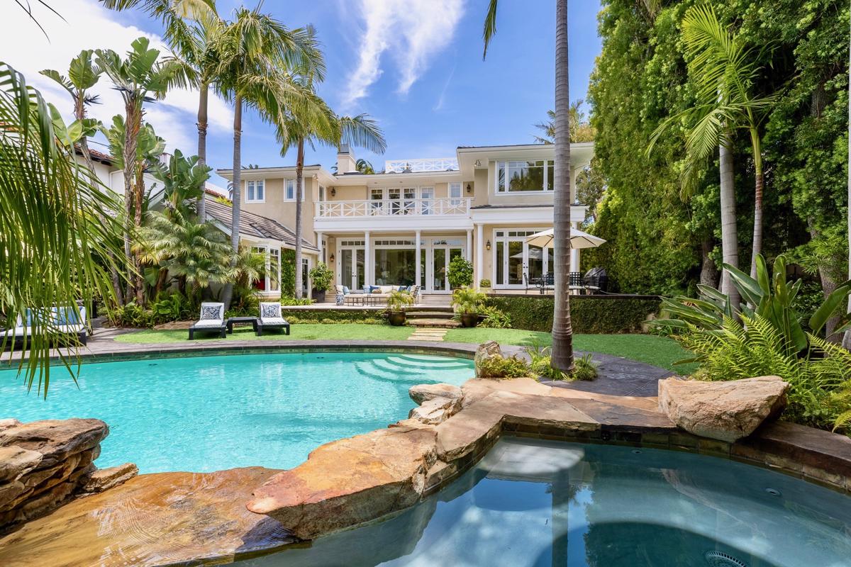 STUNNING CUSTOM BLUFFS HOME