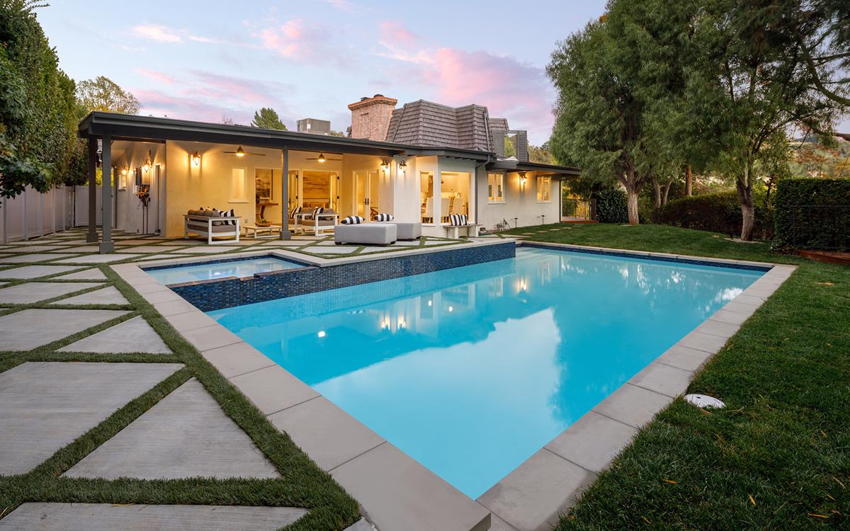 EXQUISITE MODERN-TRADITIONAL HOME BOASTS PANORAMIC CANYON VIEWS