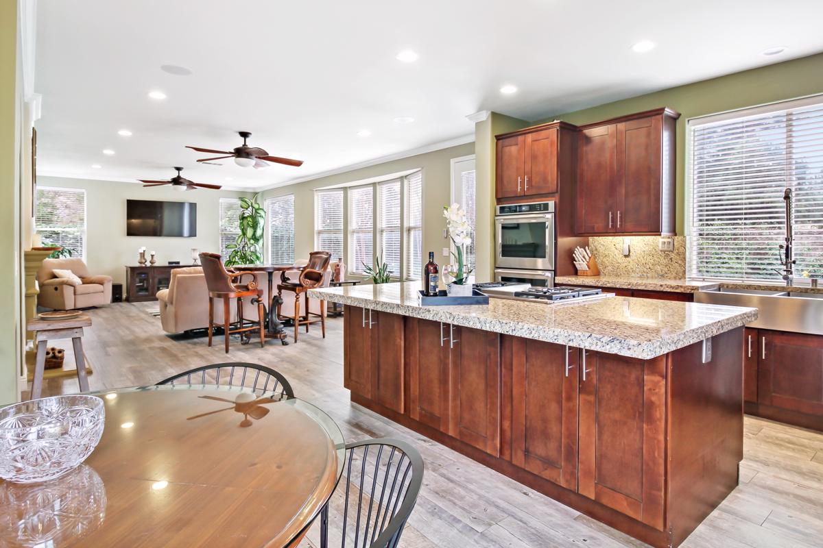 Luxury real estate 著名贝尔库尔门禁社区宏伟住宅