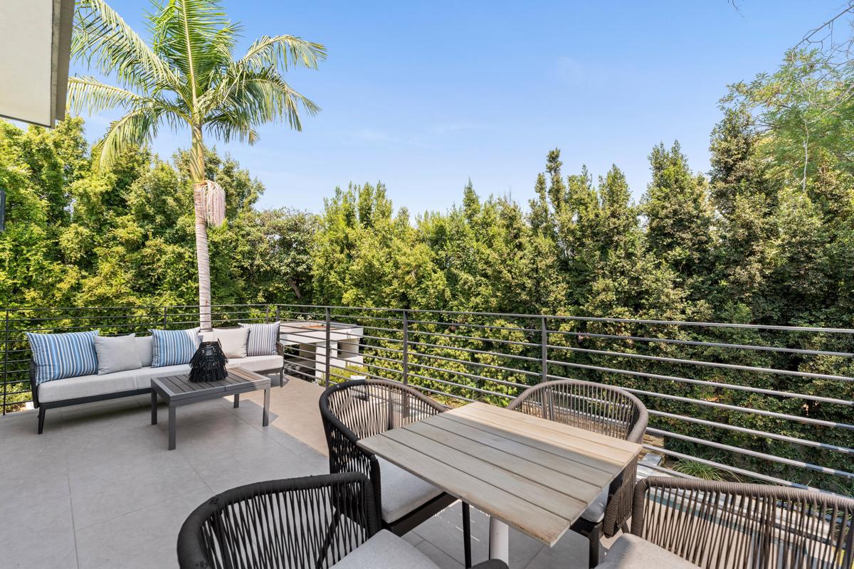 TOLUCA LAKE TWOSTORY California Luxury Homes Mansions For