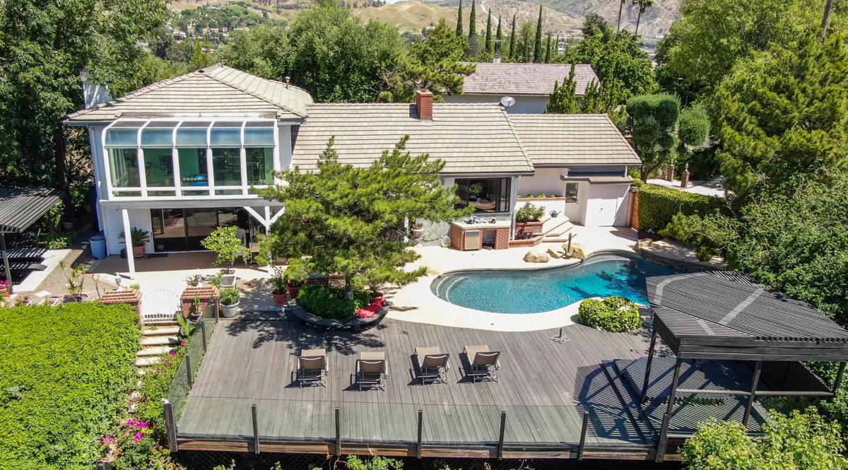 PRIVATE ESTATE IN KNOLLWOOD ESTATES