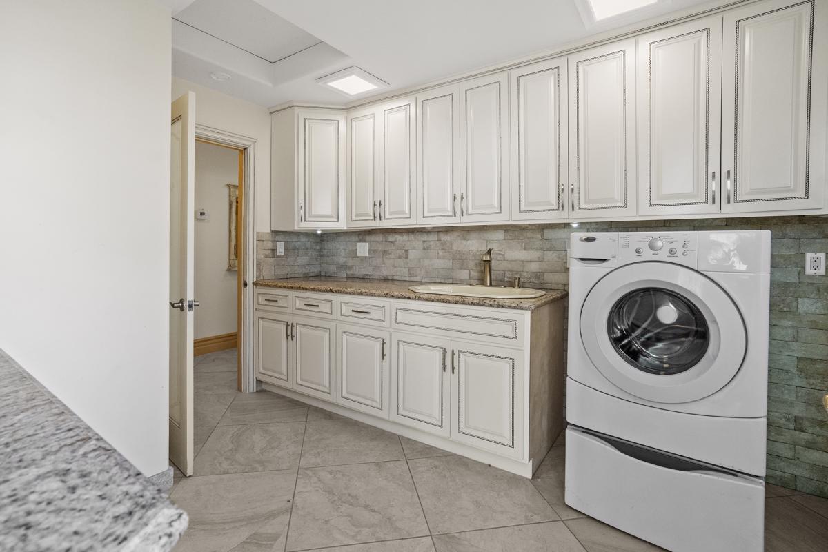 STUNNING ESTATE IN THE WONDERFUL SHERWOOD FOREST California Luxury