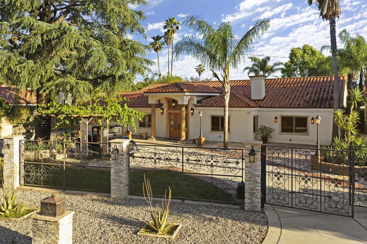 STUNNING ESTATE IN THE WONDERFUL SHERWOOD FOREST California Luxury Homes Mansions For Sale