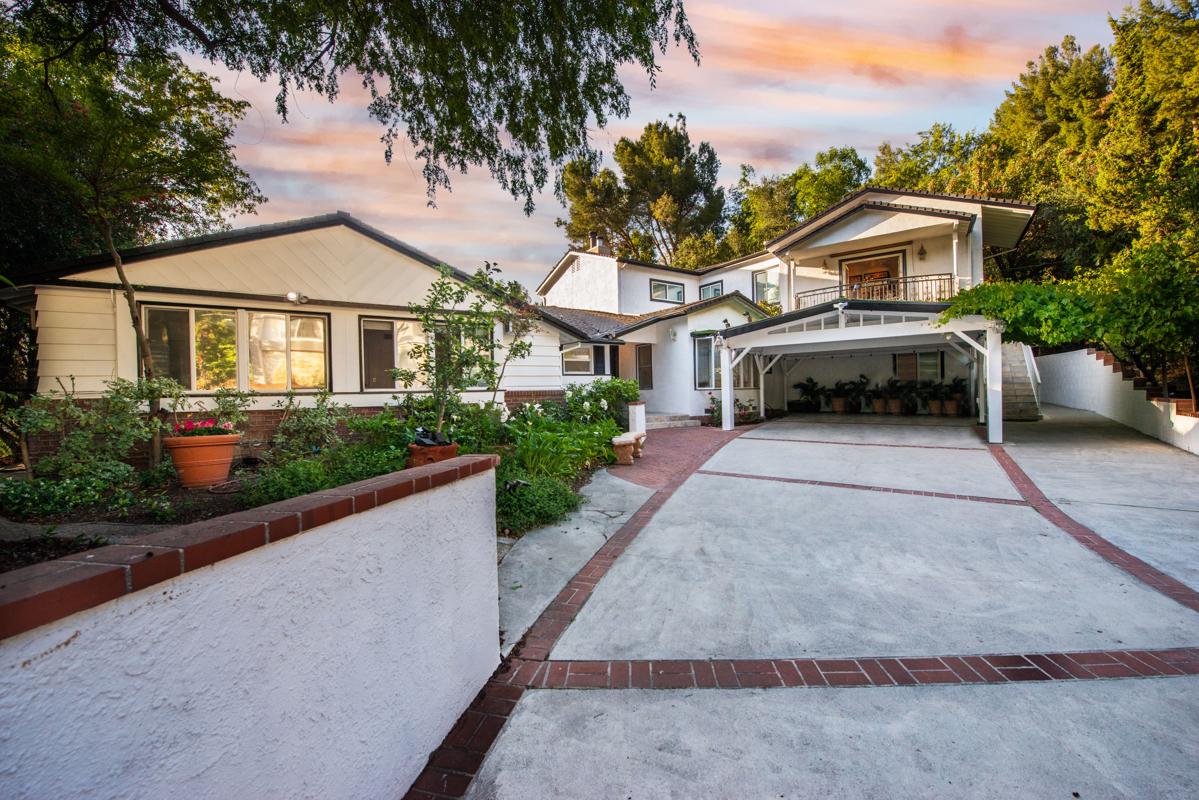 UNIQUE GATED COMPOUND TUCKED IN BEAUTIFUL HILLS