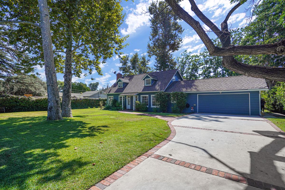 STUNNING GATED ESTATE IN VALLEY GLEN
