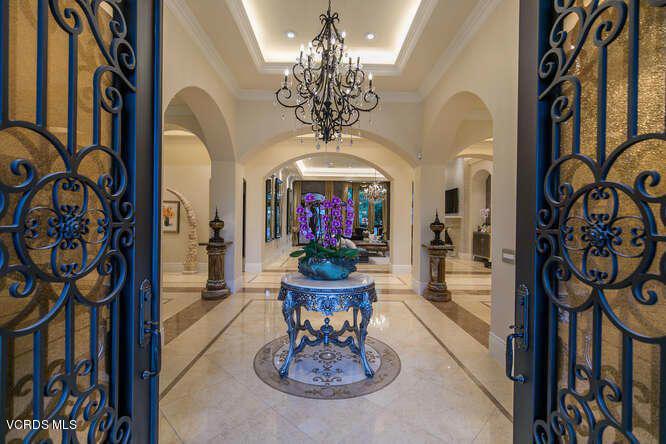 IMPECCABLY DESIGNED MEDITERRANEAN VILLA !