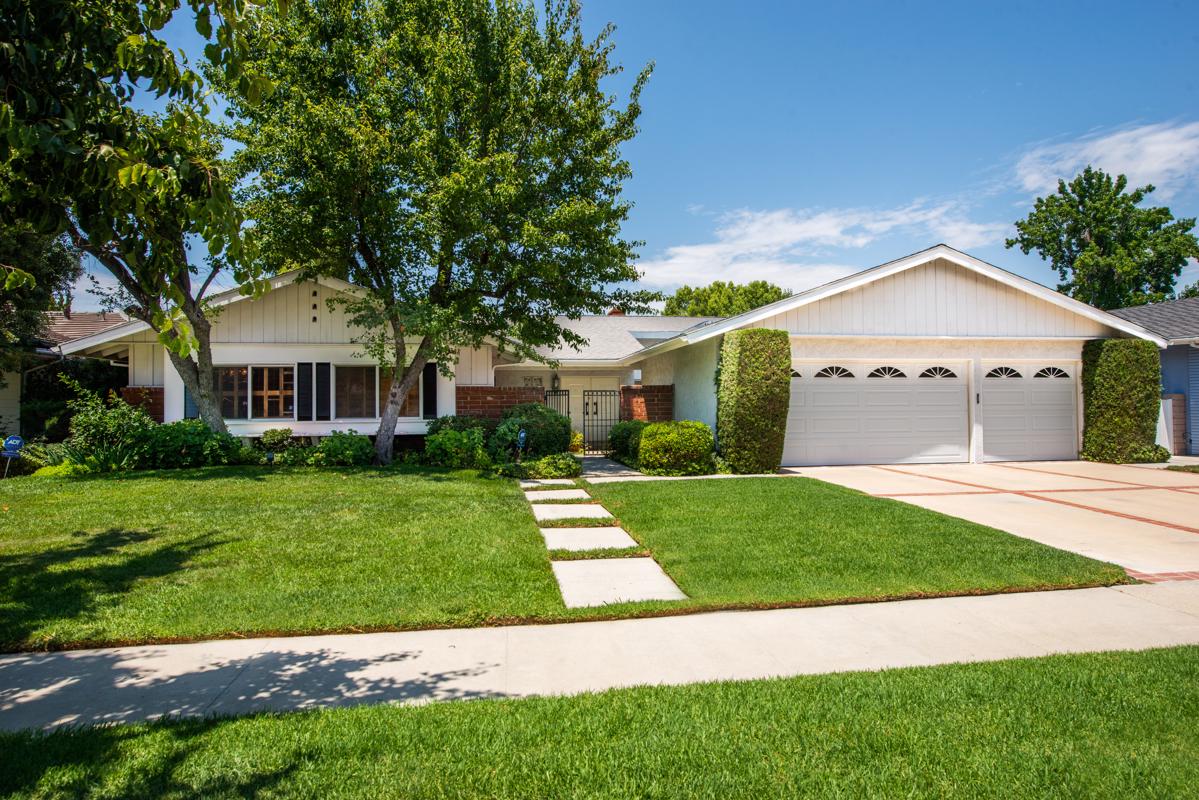 IMMACULATE SINGLE LEVEL HOME ON QUIET STREET