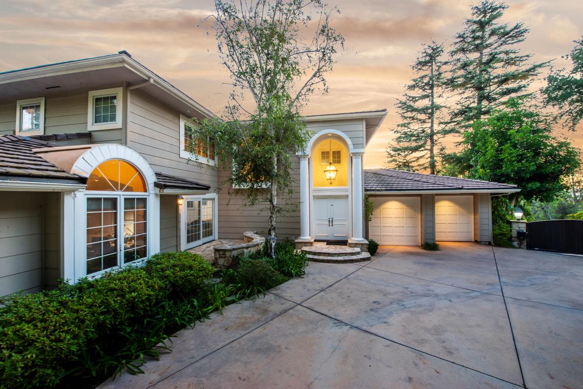 FABULOUS GATED RESIDENCE