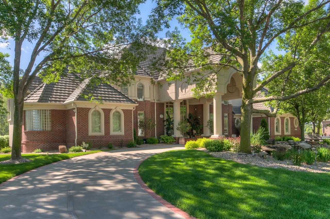 ENJOY THE BEAUTIFUL NATURAL LIGHT AND VIEWS OF ZORINKSY LAKE