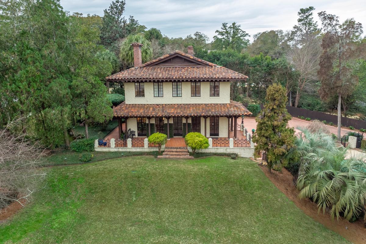 FABULOUS HOME IN LAKE FOREST HILLS